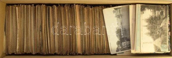 FRANCIAORSZÁG - Kb. 1600 db főleg RÉGI város képeslap dobozban, vegyes minőségben / FRANCE - Cca. 1600 mainly pre-1945 French town postcards in a box, in mixed quality