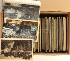 LOURDES - 600 db főleg RÉGI katolikus vallási képeslap dobozban / 600 mainly pre-1945 Catholic religious postcards in a box