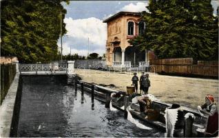 Eperjes, Presov; Korcsolyázópálya pavilonja, mosónők a Tarca folyó partján / Pavilon dráhy na Cneslenia / ice skate pavilion, washerwomen on the Torysa riverside (EK)
