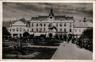 1940 Szatmárnémeti, Szatmár, Satu Mare; Városi Pannonia szálloda park részlettel, üzletek. Huszár Aladár kiadása / hotel, shops