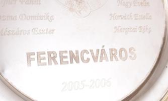 2006 FTC Ferencváros női kézilabdacsapat tagjainak nevével és a Fradi címerrel gravírozott tálca 26 ...