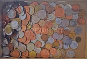 Vegyes magyar és külföldi fémpénz tétel ~1kg-os súlyban, szinte kizárólag verdefényes érmékkel T:UNC,AU (főleg) Mixed Hungarian and foreign coin lot (~1kg), almost only with mint-quality coins C:UNC,AU (mostly)