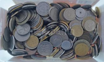 Vegyes külföldi fémpénz tétel ~1,5kg-os súlyban, közte emlékpénzekkel és néhány egzotikus darabbal T:vegyes Mixed foreign coin lot (~1,5kg), within commemorative coins and some exotic pcs C:mixed