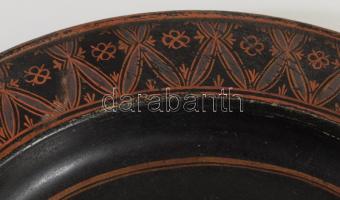 cca 1860 Japán lakkozott dísztál betéttel. Japán, Edo-kor, javítással, felületi sérüléssel, d: 34 cm