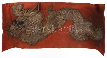 cca 20. sz. eleje, Kínai sárkánymintás falidísz, folttal, kis sérüléssel, 115x45 cm