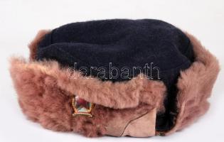 Kádár-kori kormányőr usanka, 55-ös méret.