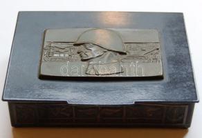 Fém emlék cigarettásdoboz a Magyar Népköztársaság honvédelmi miniszterétől fegyveres szolgálatért belül gravírozva, kisplasztikával 13x10 cm