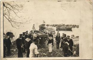 SMS Kronprinz Erzherzog Rudolf az Osztrák-Magyar Haditengerészet Kronprinz-osztályú pre-dreadnought csatahajó matrózai a tengerparton miközben a partra húznak egy csónakot / K.u.K. Kriegsmarine Matrosen / WWI Austro-Hungarian Navy ironclad warship's mariners on the beach, pulling a boat ashore. photo (EK)