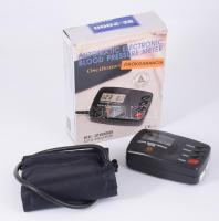 SE-2000 Felkaron mérő digitális vérnyomásmérő, dobozában.