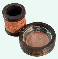 Bőrműves berakással hamutartó és cigarettatartó, d: 9,5 cm