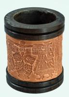 Bőrműves berakással hamutartó és cigarettatartó, d: 9,5 cm