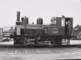 2 db lokomotívokat ábrázoló, nagyméretű modern fotó, az egyik üvegezett keretben, 30x40 cm, 29x38,5 ...