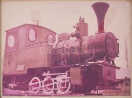 2 db lokomotívokat ábrázoló, nagyméretű modern fotó, az egyik üvegezett keretben, 30x40 cm, 29x38,5 ...