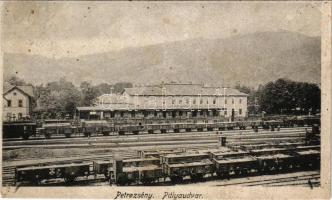 Petrozsény, Petroseni, Petrosani; Pályaudvar, vasútállomás, vagonok, vonat / railway station, wagons, train (r)