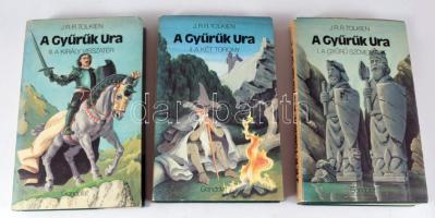 J. R. R. Tolkien: A gyűrűk ura I-III. köt. Ford.: Göncz Árpád. Az I. rész. 1-11. fejezetét és a hozzá tartozó versbetéteket fordította: Réz Ádám. A többi verset fordította. Bp., 1981, Gondolat. Első kiadás! Kiadói egészvászon kötés, kiadói papír védőborítóban, jó állapotban.