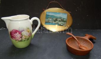 Kis bolhapiac tétel: képeslap ovális keretben, egy faragott sótartó kiskanállal és egy virággal díszített porcelán kancsó