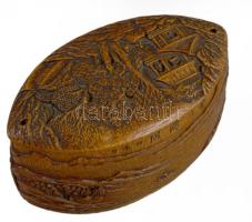 Japán Inró, orvosságos dobozka. Bambusz. XIX. sz. vége, Japán. Minden oldalán és az alján is gazdagon faragott plasztikus díszítésekkel és felirattal.  Az inro a japán műtárgyak egyik legkülönlegesebbike: orvosságos lakkdobozka, melynek széleit alul megkötött selyemzsinór futja körbe, ez fenn valamilyen ellensúlyban (rendszerint necukében végződik, amit átbújtattak a kimonó öve, az obi alatt, s úgy hordták. Változatos megformálásuk, ábrázolataik az Edo-kori (1600?1867) lakkművészet gazdagságát, no meg tulajdonosaik vagyoni és társadalmi állását tükrözték, mivel orvossághordozóként e korban használták; annak előtte, ahogy jelentése is utal rá (?pecsétkosár?) a pecsétnyomót és viaszt tartották benne. A Meidzsi-kor (1868?1912) és a nyugati öltözködés elterjedése óta már inkább csak a gyűjtők csemegéje.