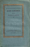 Kardos László:  A huszonegyéves Ady Endre. Gyoma, 1922. Kner Izidor (ny.) 88 p. Egyetlen kiadás. Kardos László (1898-1987) irodalomtörténész sajtótörténeti részletekben gazdag Ady-tanulmánya Ady Endre korai hírlapírói időszakát Debrecen századfordulós szerkesztőségi és társasági világába ágyazva idézi meg, számos publikálatlan életrajzi részlettel. A címlap előtt a huszonegy éves Ady Endre portréja, az első nyomtatott oldalon Kozma Lajos Kner-nyomdajegye. Lévay-Haiman 1.330. Tezla 58. Fűzve, aranyozott, keretmintás, enyhén foltos kiadói borítóban. Körülvágatlan, részben felvágatlan példány. Hozzá tartozik: [Aprónyomtatvány] Hevesy Iván művészettörténeti kismonográfiáinak egyleveles hirdetése (1922). [Gyoma, 1922]. Kner-nyomda. Egyetlen levél, mérete: 120x100 mm. Illusztrált aprónyomtatványunk a Hevesy Iván által írt, megjelenés előtt álló (1922-ben megjelenő) művészettörténeti kismonográfiák egyleveles, illusztrált hirdetése. Tökéletes állapotú lap. Ritka.