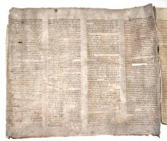 Régi Tóra tekercs töredéke, pergamen, hiányos, sérült, foltos, penészes, cca 54x230 cm