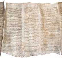 Régi Tóra tekercs töredéke, pergamen, hiányos, sérült, foltos, penészes, cca 54x230 cm
