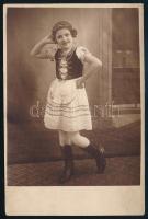 cca 1920 Kislány magyaros ruhában, fotólap, 13×8,5 cm