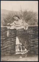 1912 Lány román népviseletben, finoman erotikus fotólap, 13×9 cm