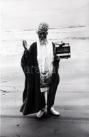 Mary Ellen Mark (1940-2015): Gypsy (1971). Zselatinos nagyítás, fotópapír. Pecséttel jelzett, sorszámozott 17x25 cm 28x36 cm  Mary Ellen Mark (1940-2015): Gypsy (1971). Gelatin enlargement, photographic paper. Stamped, serially numbered 17x25 cm 28x36 cm  Mary Ellen Mark (1940-2015) amerikai fotográfus a 20. század második felének egyik legnagyobb hatású dokumentarista és portréfotósa volt. Mély empátiával, hosszú távú elköteleződéssel dolgozott; képei egyszerre nyersek és emberközeliek. Különösen az outsider közösségek utcagyerekek, pszichiátriai betegek, prostituáltak, cirkuszi és szubkulturális figurák életét mutatta meg. Ikonikus projektek: Streetwise (Seattle-i utcagyerekek), Ward 81 (női pszichiátriai osztály), Falkland Road (Mumbai vörös lámpás negyed), Indian Circus. Rendszeresen publikált a Life, Rolling Stone, The New Yorker és Vanity Fair lapokban; erős kapcsolatban állt a filmmel is (forgatási fotók, dokumentumfilmes együttműködések). Többszörös World Press Photo díjas.  Mary Ellen Mark (1940-2015) was an American photographer who was one of the most influential documentary and portrait photographers of the second half of the 20th century. She worked with deep empathy and long-term commitment; her images are both raw and human. She particularly depicted the lives of outsider communities - street children, psychiatric patients, prostitutes, circus and subcultural figures. Iconic projects: Streetwise (street children in Seattle), Ward 81 (women's psychiatric ward), Falkland Road (Mumbai's red-light district), Indian Circus. She regularly published in Life, Rolling Stone, The New Yorker and Vanity Fair; she also had a strong connection with film (shooting photos, documentary collaborations). Multiple World Press Photo award winner.