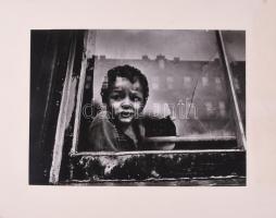 Mike Levin (?) Cím nélkül (Elvágyódás). Zselatinos nagyítás, fotópapír, kartonon. Pecséttel jelzett, sorszámozott 27x19 cm / 36x28 cm  Mike Levin: Without title. Gelatin enlargement, photo paper on cartboard. Stamped, numbered 27x19 cm / 36x28 cm