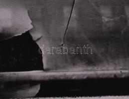 Mike Levin (?) Cím nélkül (Elvágyódás). Zselatinos nagyítás, fotópapír, kartonon. Pecséttel jelzett,...