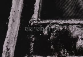 Mike Levin (?) Cím nélkül (Elvágyódás). Zselatinos nagyítás, fotópapír, kartonon. Pecséttel jelzett,...