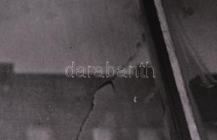 Mike Levin (?) Cím nélkül (Elvágyódás). Zselatinos nagyítás, fotópapír, kartonon. Pecséttel jelzett,...