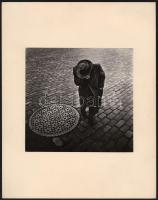 Jelzés nélkül: Cím nélkül (utcai jelenet NY, ca 1970). Zselatinos nagyítás, fotópapír, kartonon. 20x19 cm / 36x28 cm  Unmarked: Untitled (street scene NY, ca 1970). Gelatin enlargement, photographic paper, on cardboard. 20x19 cm / 36x28 cm