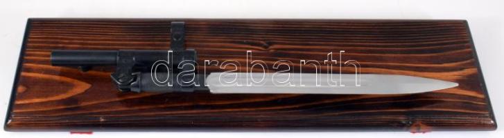 Puska szurony, dekoratív fa lapra applikálva, 46x13 cm