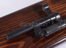 Puska szurony, dekoratív fa lapra applikálva, 46x13 cm