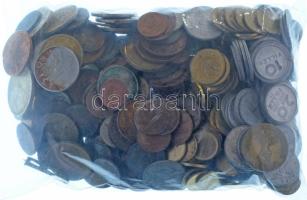 Vegyes, magyar és külföldi érmetétel mintegy ~1kg súlyban T:vegyes Mixed, Hungarian and foreign coin lot (~1kg) C:mixed