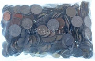 Vegyes, magyar és külföldi érmetétel mintegy ~1kg súlyban T:vegyes Mixed, Hungarian and foreign coin lot (~1kg) C:mixed