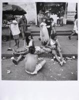 Jelzés nélkül: Rioi carneval. Zselatinos nagyítás, fotópapír. 38x39 cm / 41x52 cm  Unmarked: Untitled (Carneval in Rio, ca 1970). Gelatin enlargement, photographic paper, 38x39 cm / 41x52 cm