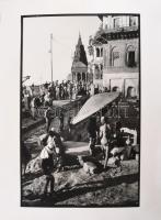 Jelzés nélkül: Indiai ünnepség ca 1970 Zselatinos nagyítás, fotópapír. 30x43 cm / 41x52 cm  Unmarked: Indian holiday. ca 1970). Gelatin enlargement, photographic paper, 38x39 cm / 41x52 cm