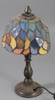 Tiffany stílusú asztali lámpa, kissé hajlott búrával, m: 32 cm