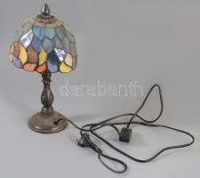 Tiffany stílusú asztali lámpa, kissé hajlott búrával, m: 32 cm