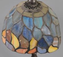 Tiffany stílusú asztali lámpa, kissé hajlott búrával, m: 32 cm