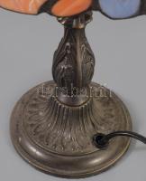 Tiffany stílusú asztali lámpa, kissé hajlott búrával, m: 32 cm