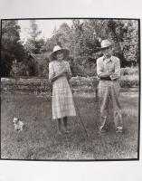 Rosalind Fox Solomon (1930 -2025): Missisipi pár. Jelzett, pecséttel, számozott. ca 1970 Zselatinos nagyítás, fotópapír. 40x38 cm / 41x52 cm  Rosalind Fox Solomon (1930 -2025): Mississippi Pair. Signed, stamped, numbered. ca 1970 Gelatin enlargement, photographic paper. 40x38 cm / 41x52 cm  An early and powerful Southern study by Rosalind Fox Solomon, Mississippi Pair exemplifies her psychologically charged, humanist approach to portraiture. Made around 1970, the photograph reflects Solomon?s sustained engagement with the American South at a moment of profound social tension and transformation. The directness of the sitters and the quiet intensity of their interaction reveal the artist?s distinctive ability to distill complex emotional and social relationships into a single, resonant image. Works from Solomon?s early Southern series are highly regarded, forming a crucial foundation for her later international acclaim. Signed, stamped, and numbered examples of gelatin silver enlargements from this period are especially sought after, combining strong documentary presence with the artist?s unmistakable personal vision.