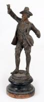 Antik fém férfialakos szobor, fa talapzaton, ujján sérüléssel, m: 29 cm