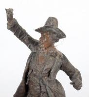 Antik fém férfialakos szobor, fa talapzaton, ujján sérüléssel, m: 29 cm