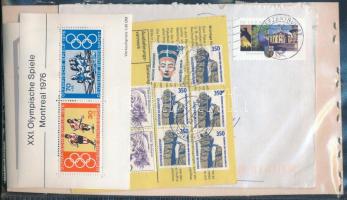 NSZK, Berlin 1.000 db bélyeg, köztük eurós értékek is + néhány blokk és küldemény, ömlesztve tasakba...