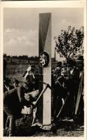 1938 Ipolyság, Sahy; bevonulás. Döntik a trianoni határokat / entry of the Hungarian troops, crushing the column of the Czechoslovak Republic