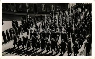 Budapest I. Az 1848-49-es szabadságharci zászlók ünnepélyes hazahozatala Oroszországból 1941. március 23-24. A zászlók útja a Várban / Russia returns the flags of the 1848-49 Hungarian War of Independence (EM)