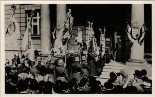 Budapest I. Az 1848-49-es szabadságharci zászlók ünnepélyes hazahozatala Oroszországból 1941. március 23-24. A zászlók bevonulása a Hadimúzeumba / Russia returns the flags of the 1848-49 Hungarian War of Independence