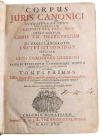 Corpus Juris Canonici emndatum et notis illustratum Gregorii XIII. Pont Max. Jussu Editum. Libro VII. Decretalium et Jo. Pauli Institutionibus... Coloniae Munatianae 1770. Thurnisiroum 1279h. Hozzákötve Georgii Papae IX. Deccetales una cum Libro Sexto, Clementinis et extra vagantibus ad veteres codices restituae... Coloniae Munatianae 1770. Thurnisiroum 754h., 404h., 68 sztl lev., 236h., 8 sztl lev, 158h. Vaknyomott barokk egészbőr kötésben, jó állapotban / in baroque full leather binding